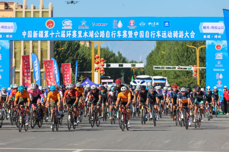 精彩图片：第十六届环赛里木湖公路自行车赛第一赛段