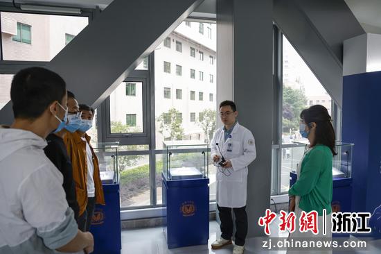 海外华文媒体参观医院转化桥上的各式医疗成果。肖健 摄