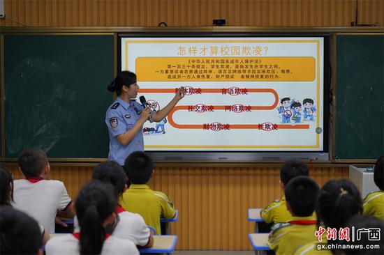 民警在给学生授课摄影：熊鑫