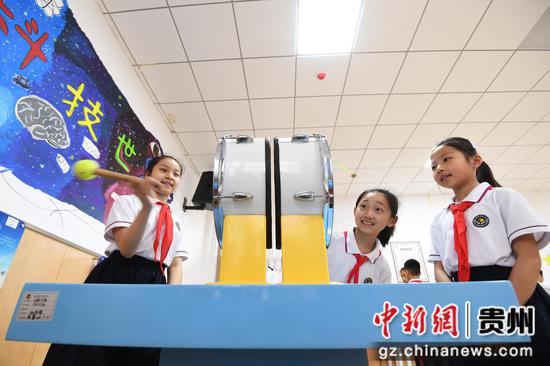 5月28日，贵阳市南明区花果园第三小学的同学们正在校园科技馆内体验“击鼓共振”。
