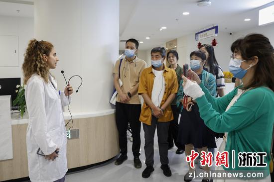 海外华文媒体集体采访在医院实习的伊拉克留学生艾美丽。肖健 摄