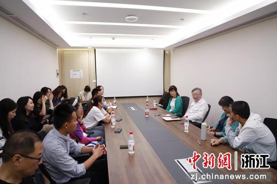 海外华文媒体与浙江大学医学院附属逸夫医院院长蔡秀军交谈。肖健 摄