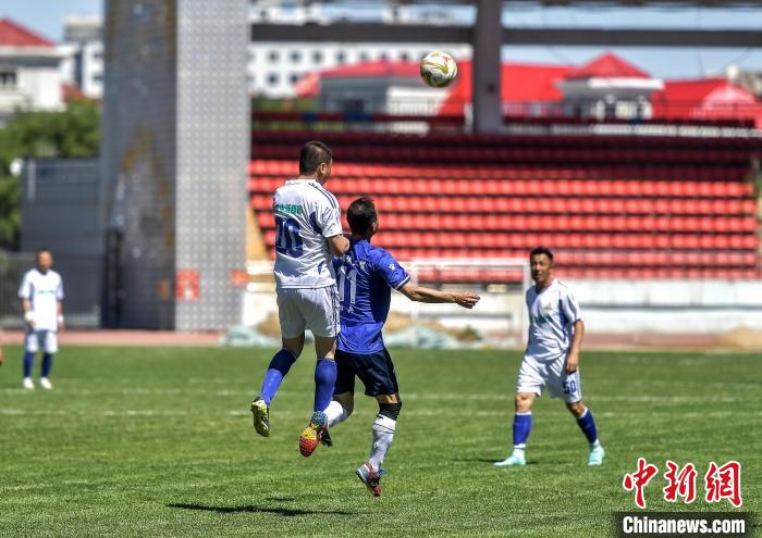 “中华杯”全国中老年足球赛50岁以上组比赛在乌鲁木齐开赛