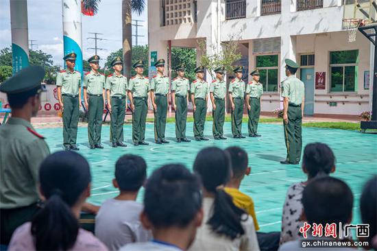 5月28日,武警官兵为特殊教育学校的孩子们展示队列动作。刘坚 供图 5月28日,武警官兵为特殊教育学校的孩子们展示队列动作。刘坚 供图
