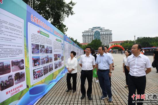 图为与会嘉宾了解南宁市农机安全生产情况。林浩 摄