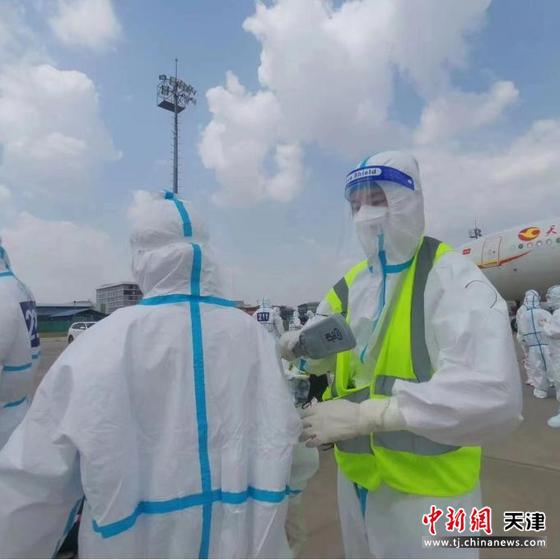 图 “火凤凰”班组执行特殊航班保障任务 图 “火凤凰”班组执行特殊航班保障任务