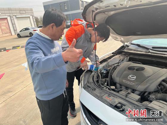 图为车主王先生在护航点体验平安服务。(活动方供图) 图为车主王先生在护航点体验平安服务。(活动方供图)