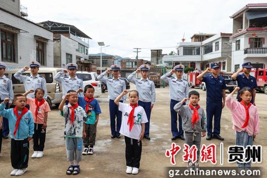 贵州贵定：消防队成立国旗班 义务为乡村学校升旗