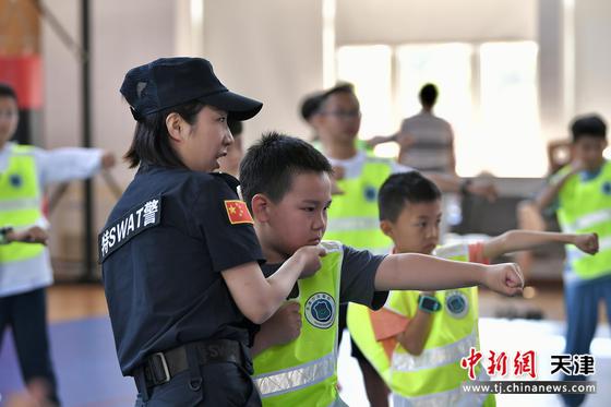 图为活动现场。(天津市公安局供图) 图为活动现场。(天津市公安局供图)