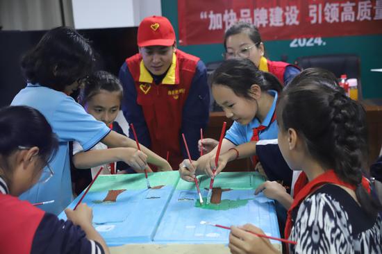 2024年5月30日,在六一儿童节即将到来之际,国网阿克苏供电公司邀请阿克苏第十六小学的32名师生到公司开展“电网体验师”活动,组织学生们在电能计量箱上进行绘制。马海骄 摄 2024年5月30日,在六一儿童节即将到来之际,国网阿克苏供电公司邀请阿克苏第十六小学的32名师生到公司开展“电网体验师”活动,组织学生们在电能计量箱上进行绘制。马海骄 摄