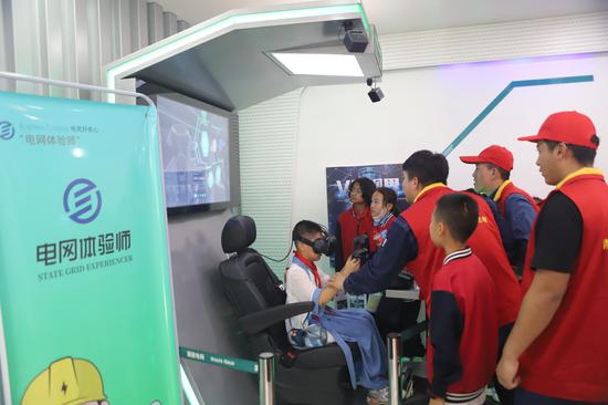 2024年5月30日,在六一儿童节即将到来之际,国网阿克苏供电公司邀请阿克苏第十六小学的32名师生到公司开展“电网体验师”活动,在VR体验仓体验新能源汽车驾驶,感受智能用电的便捷。 马海骄 摄 2024年5月30日,在六一儿童节即将到来之际,国网阿克苏供电公司邀请阿克苏第十六小学的32名师生到公司开展“电网体验师”活动,在VR体验仓体验新能源汽车驾驶,感受智能用电的便捷。 马海骄 摄