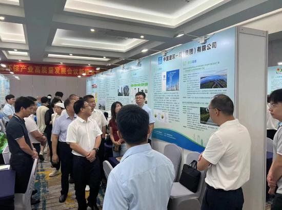 广西壮族自治区生态环境厅党组成员、副厅长、总工程师宁耘等领导到中建一局展位调研参观。孙云浩 摄 广西壮族自治区生态环境厅党组成员、副厅长、总工程师宁耘等领导到中建一局展位调研参观。孙云浩 摄