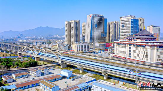 图为复兴号动车组列车行驶在贵广高铁线桂林区段。秦昱翔 摄