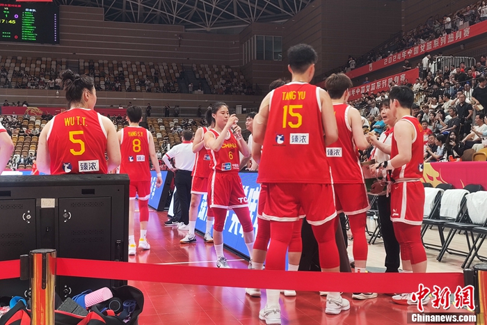 有天赋有进步，中国女篮主帅赛后表扬杨舒予