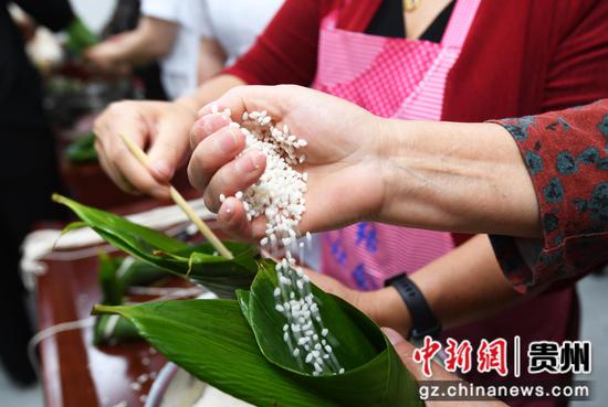 6月6日，贵阳市南明区五里冲街道松园居委会的辖区居民正在包粽子。