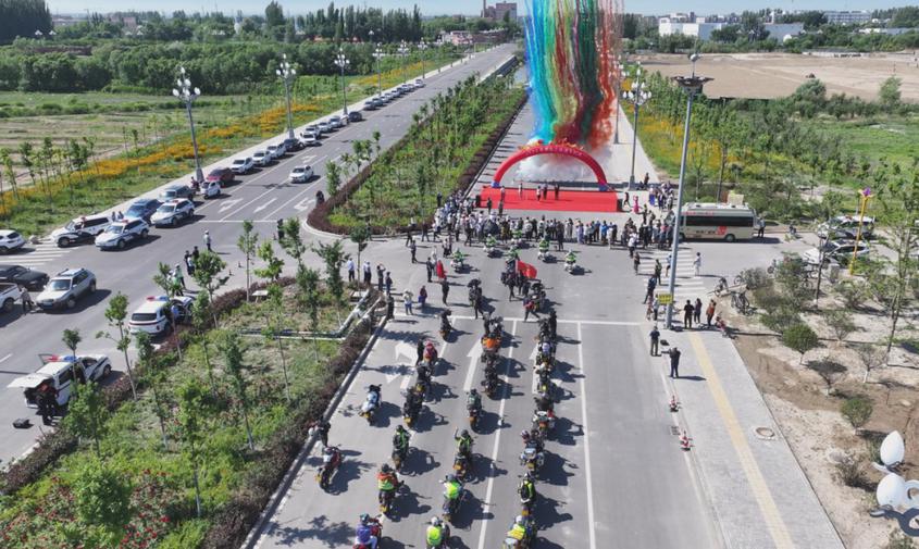 新疆伊昭公路正式恢复通车 近2000名自驾游游客“先睹为快”