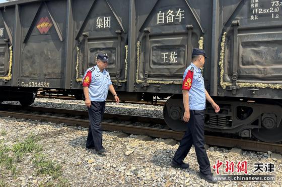 天津铁警加强沿线治安管控。图为民警开展巡防巡控工作。（北京铁路公安局天津公安处供图）