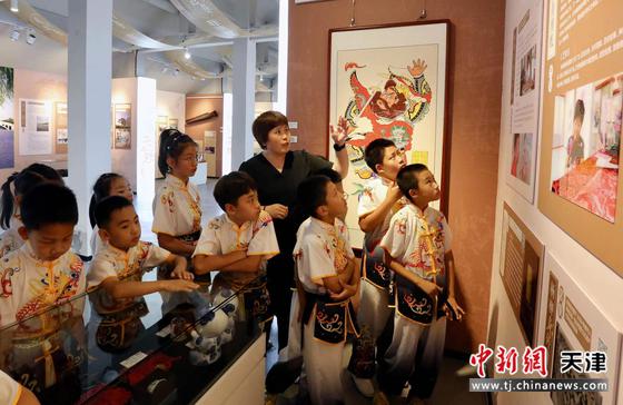 小学生在西青区非遗展示体验馆观看展品。刘俊苍 摄