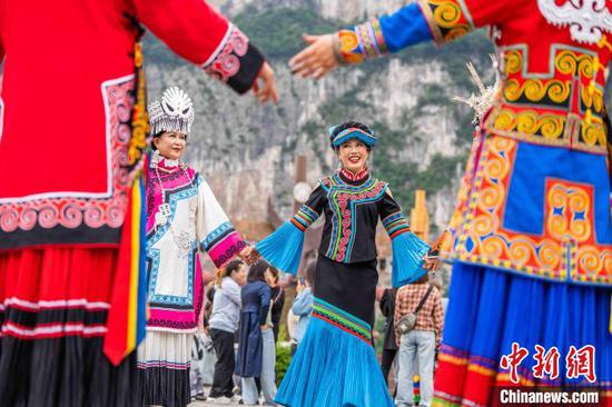 6月7日，在贵州省黔西市新仁苗族乡化屋村，村民们表演民族特色歌舞节目。