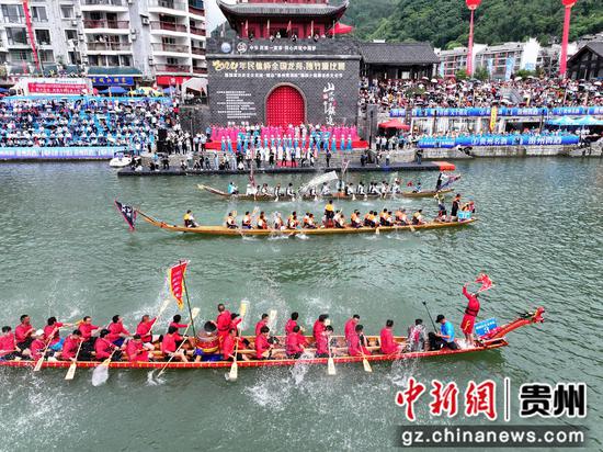 图为镇远第四十届赛龙舟文化节开幕式现场。吴大平摄