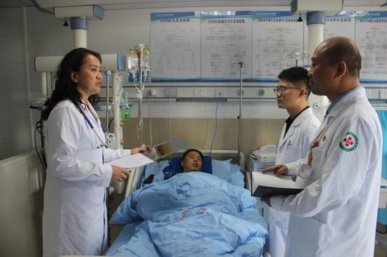 吴海霞（左一）开展查房问诊。水城区人民医院 供图