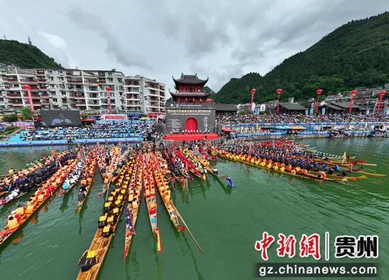 图为镇远第四十届赛龙舟文化节开幕式现场。吴大平 摄