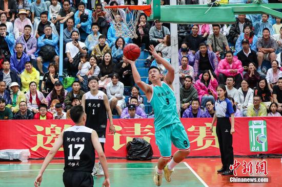 图为贵州省道真自治县队球员与河北省宁晋县队球员（黑衣）在比赛中。