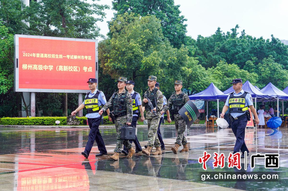 广西柳州武警官兵“暖心护考” 