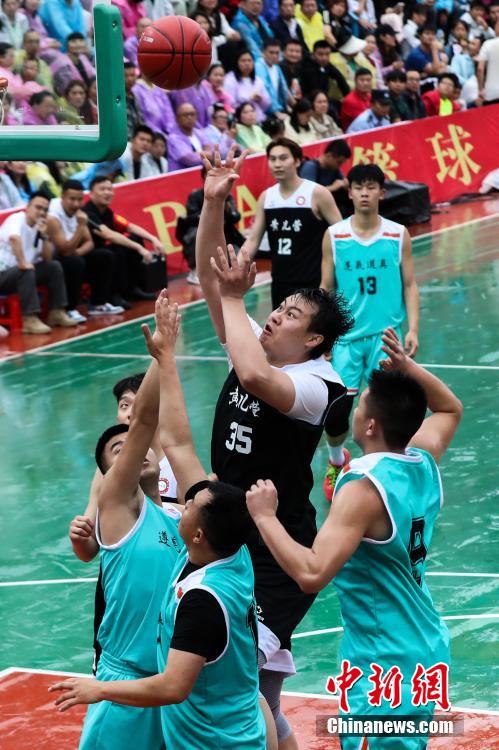 图为贵州省道真自治县队球员与河北省宁晋县队球员（黑衣）在比赛中。