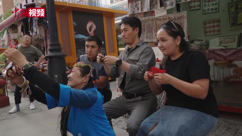 吉国媒体参访新疆大巴扎 感受剪纸魅力