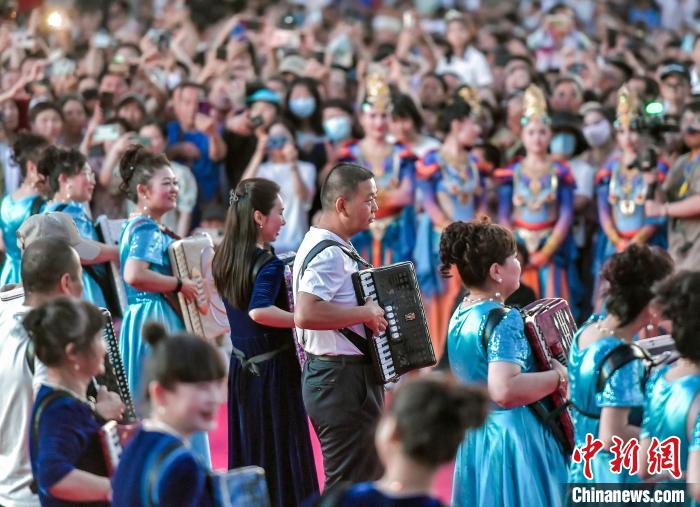 乌鲁木齐举办“粽香中国·乌鲁木齐 马上旅游篝火之夜”群众展演活动
