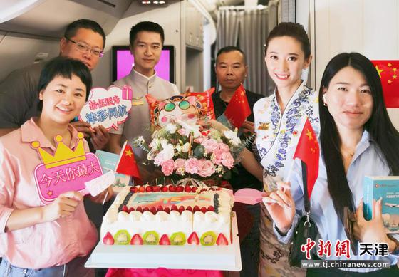 图 旅客在空中为天津航空庆生 图 旅客在空中为天津航空庆生