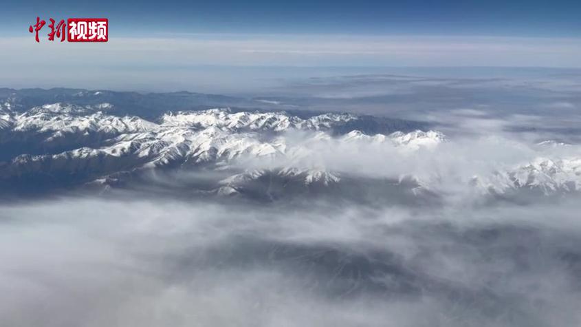 乘客机航拍大美天山 看夏日雪峰白云缭绕