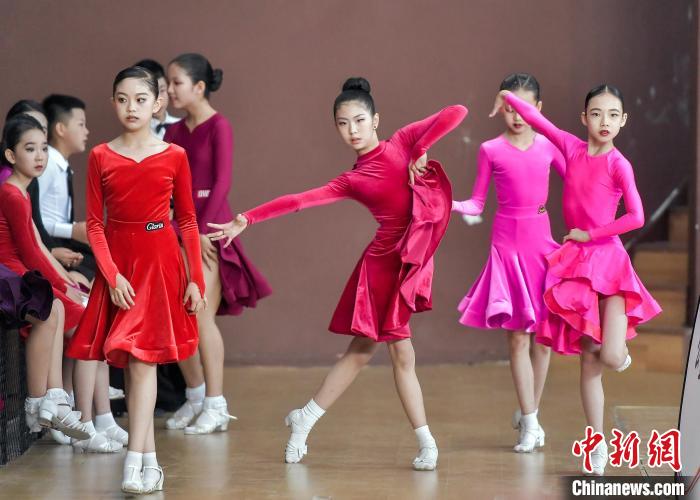 乌鲁木齐：200余名小选手角逐“奔跑吧·少年”体育舞蹈比赛