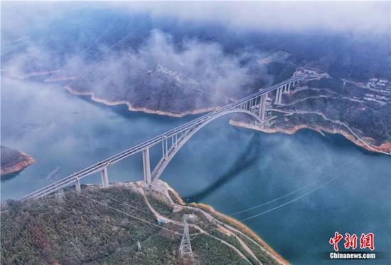 世界最大跨径拱桥——天峨龙滩特大桥。广西交通投资集团 供图 世界最大跨径拱桥——天峨龙滩特大桥。广西交通投资集团 供图