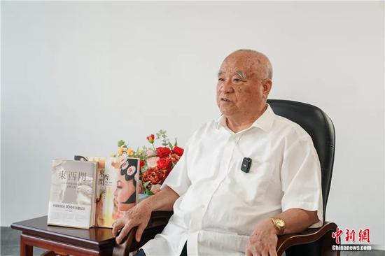 中国工程院院士、广西大学土木建筑工程学院教授郑皆连接受中新社“东西问”独家专访。陈冠言 摄 中国工程院院士、广西大学土木建筑工程学院教授郑皆连接受中新社“东西问”独家专访。陈冠言 摄