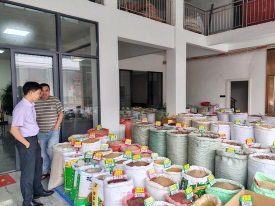 农业银行客户经理在玉林香料市场向经销商了解香料销售情况。冯波 摄
