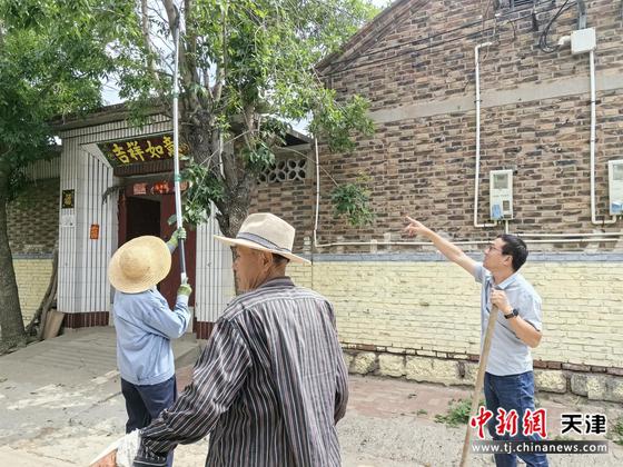 图为基层河长王春盛(右)。(受访者供图) 图为基层河长王春盛(右)。(受访者供图)