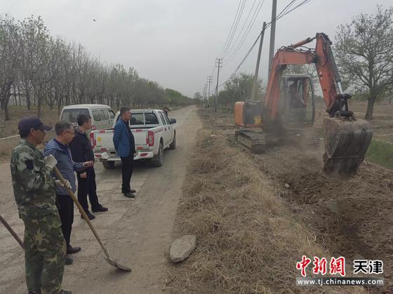 图为中塘镇发挥部门联动作用推动河湖水环境治理。(天津市滨海新区中塘镇供图) 图为中塘镇发挥部门联动作用推动河湖水环境治理。(天津市滨海新区中塘镇供图)