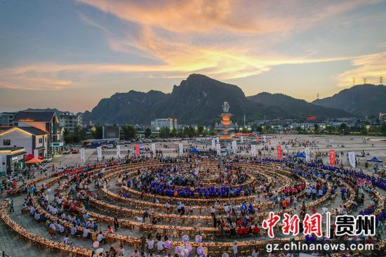 2024年6月15日,在贵州省黔东南苗族侗族自治州施秉县举行的独木龙舟节上,游客与市民在品尝长桌宴。磨桂宾 摄 2024年6月15日,在贵州省黔东南苗族侗族自治州施秉县举行的独木龙舟节上,游客与市民在品尝长桌宴。磨桂宾 摄