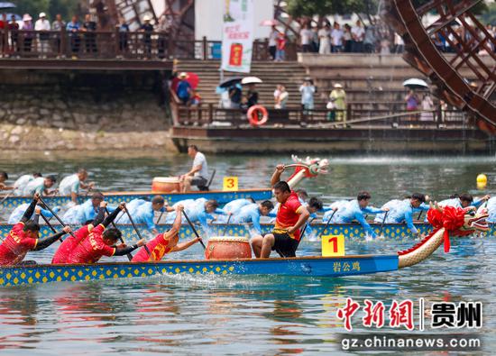 2024年6月16日,在贵州省黔东南苗族侗族自治州施秉县举行的独木龙舟节上,龙舟队在参加比赛。磨桂宾 摄 2024年6月16日,在贵州省黔东南苗族侗族自治州施秉县举行的独木龙舟节上,龙舟队在参加比赛。磨桂宾 摄