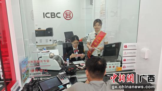 银行安排专柜为客户办理现金兑换业务。