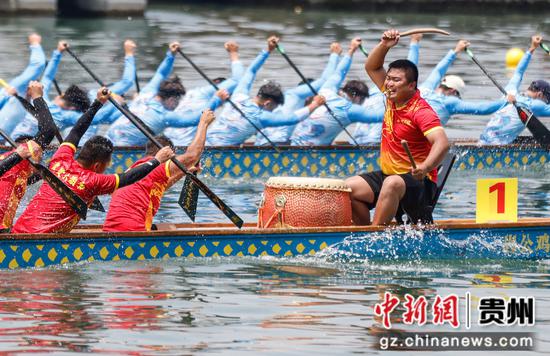 2024年6月16日,在贵州省黔东南苗族侗族自治州施秉县举行的独木龙舟节上,龙舟队在参加比赛。磨桂宾 摄 2024年6月16日,在贵州省黔东南苗族侗族自治州施秉县举行的独木龙舟节上,龙舟队在参加比赛。磨桂宾 摄
