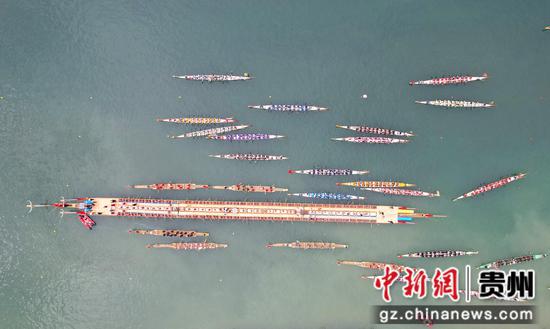 2024年6月16日,在贵州省黔东南苗族侗族自治州施秉县举行的独木龙舟节上,世界最长独木龙舟进行水上巡游。磨桂宾 摄 2024年6月16日,在贵州省黔东南苗族侗族自治州施秉县举行的独木龙舟节上,世界最长独木龙舟进行水上巡游。磨桂宾 摄