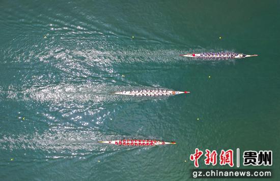 2024年6月16日,在贵州省黔东南苗族侗族自治州施秉县举行的独木龙舟节上,龙舟队在参加比赛。磨桂宾 摄 2024年6月16日,在贵州省黔东南苗族侗族自治州施秉县举行的独木龙舟节上,龙舟队在参加比赛。磨桂宾 摄