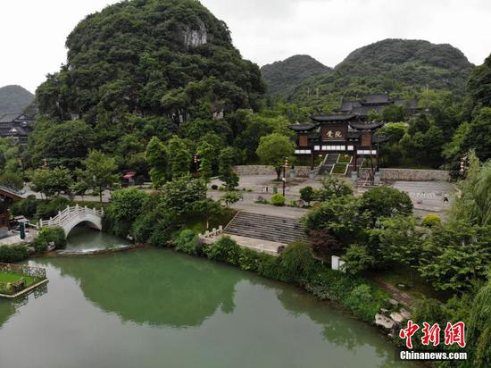 6月19日,位于贵州省毕节市织金县的平远古镇满目青翠,楼台廊阁、山亭水榭等与当地建筑相映成趣。中新网记者 石小杰 摄 6月19日,位于贵州省毕节市织金县的平远古镇满目青翠,楼台廊阁、山亭水榭等与当地建筑相映成趣。中新网记者 石小杰 摄