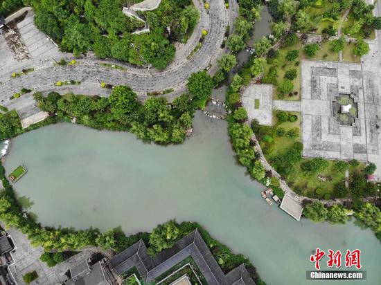 6月19日,位于贵州省毕节市织金县的平远古镇满目青翠,楼台廊阁、山亭水榭等与当地建筑相映成趣。 6月19日,位于贵州省毕节市织金县的平远古镇满目青翠,楼台廊阁、山亭水榭等与当地建筑相映成趣。