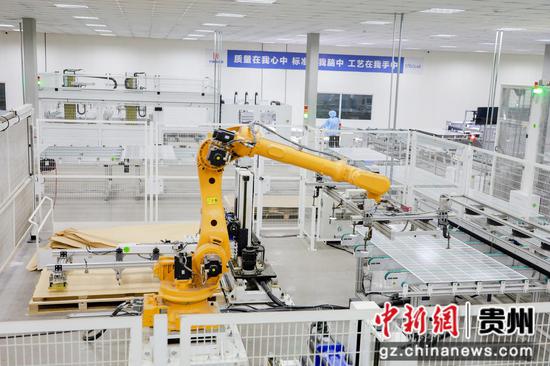 在贵州一道长通新能源有限公司生产车间,自动化机械臂在传送货物。赵庆能 摄 在贵州一道长通新能源有限公司生产车间,自动化机械臂在传送货物。赵庆能 摄