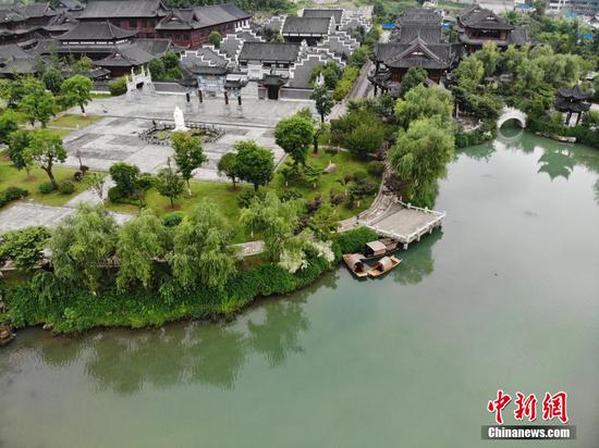 6月19日,位于贵州省毕节市织金县的平远古镇满目青翠,楼台廊阁、山亭水榭等与当地建筑相映成趣。中新网记者 石小杰 摄 6月19日,位于贵州省毕节市织金县的平远古镇满目青翠,楼台廊阁、山亭水榭等与当地建筑相映成趣。中新网记者 石小杰 摄