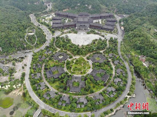 6月19日,位于贵州省毕节市织金县的平远古镇满目青翠,楼台廊阁、山亭水榭等与当地建筑相映成趣。中新网记者 石小杰 摄 6月19日,位于贵州省毕节市织金县的平远古镇满目青翠,楼台廊阁、山亭水榭等与当地建筑相映成趣。中新网记者 石小杰 摄